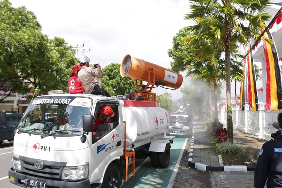 Penyemprotan disinfektan oleh PMI Kota Bukittinggi  Rabu (19/08). 